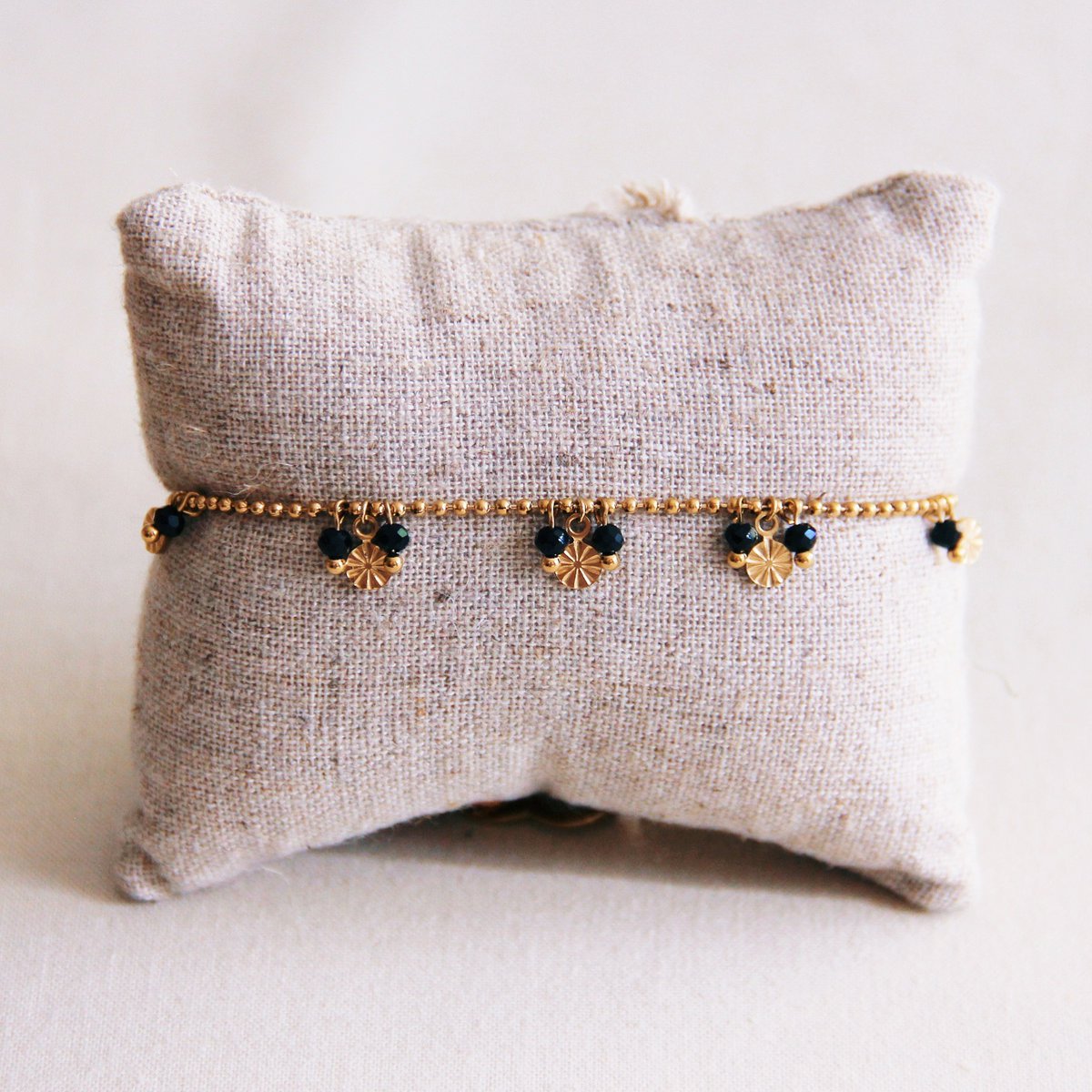 Fijne ball chain armband met sierlijke muntjes en facetten - zwart