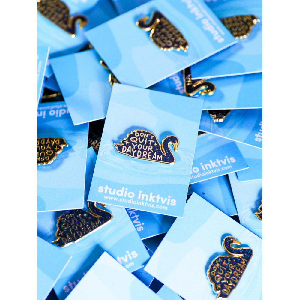 Pin Don't quit your daydream zwart